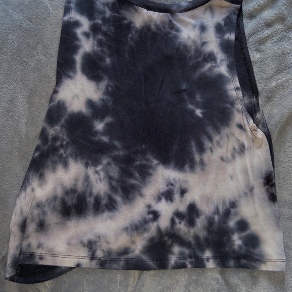 Tie die crop top 💙